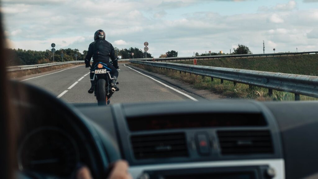 imagen coche y moto conduciendo